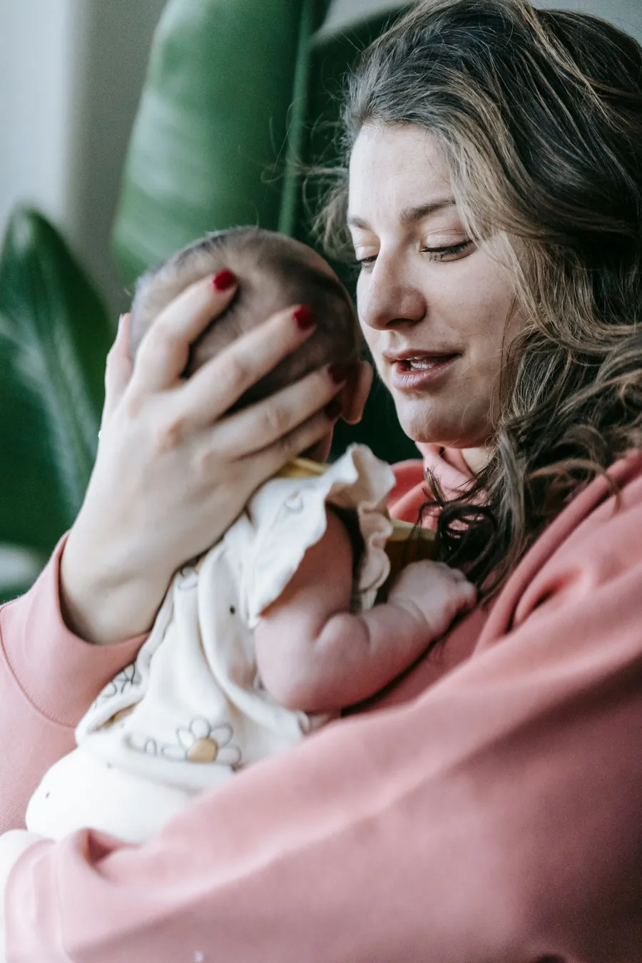 Mãe segurando o recém-nascido com carinho